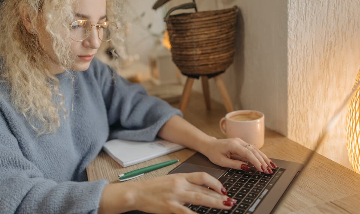 How to Pitch Brands as a UGC Creator (Complete Outreach System)