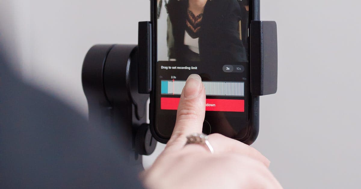 How to Write Video Hooks That Stop the Scroll