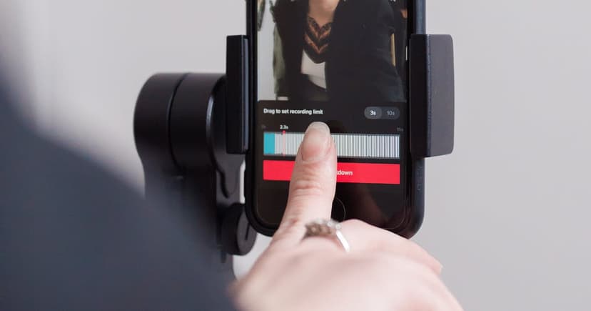 How to Write Video Hooks That Stop the Scroll